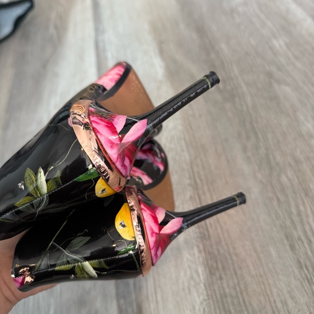 Ted Baker Black Patent Leather Floral Heels Pumps - Picture 8 of 11